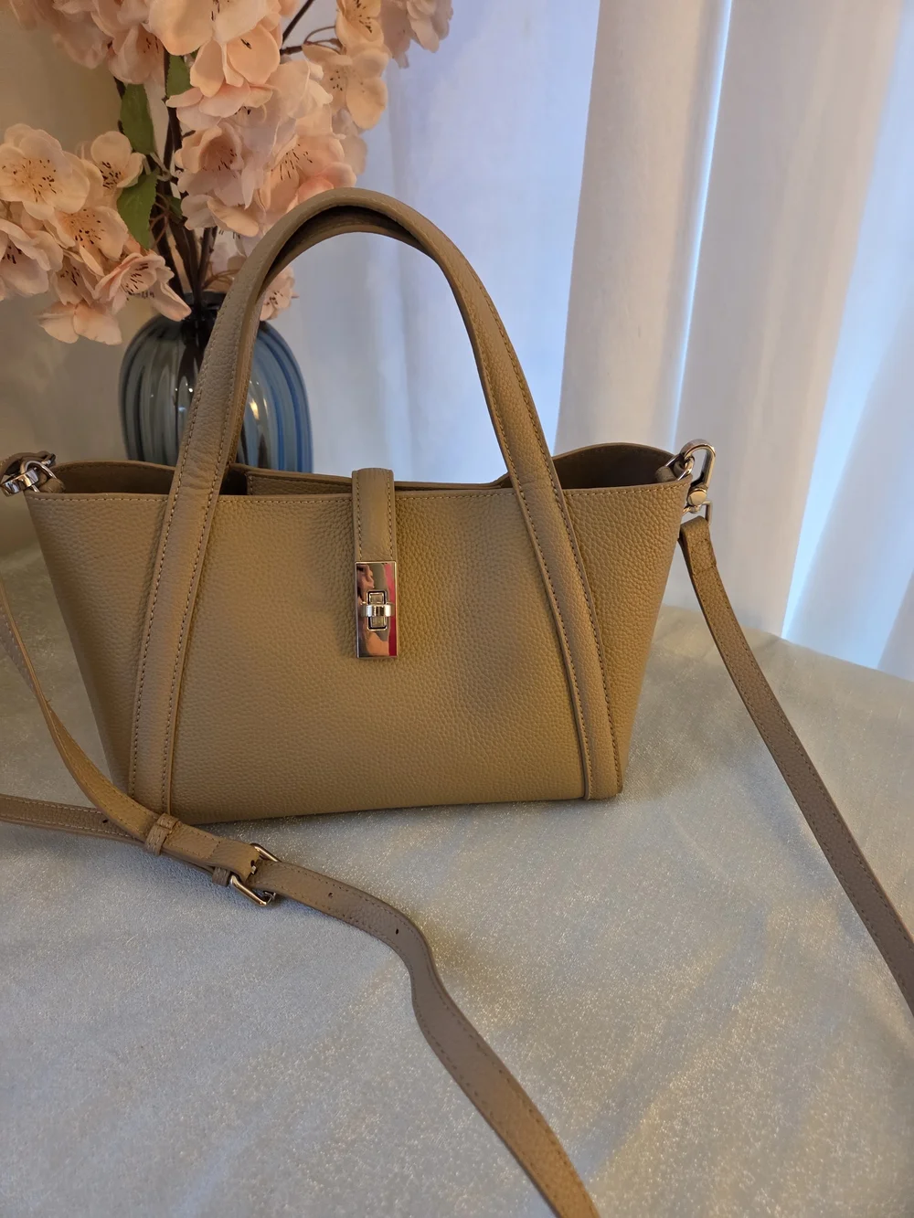 Classic Tan Quality Leather Bucket Tote Bag with Strap & Twist Lock Closure